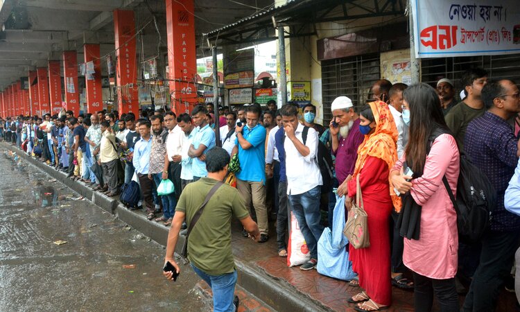 মহাখালী বাস টার্মিনালে দুর্ভোগ সহ্য করেই বাড়ি ফিরছেন নগরবাসী