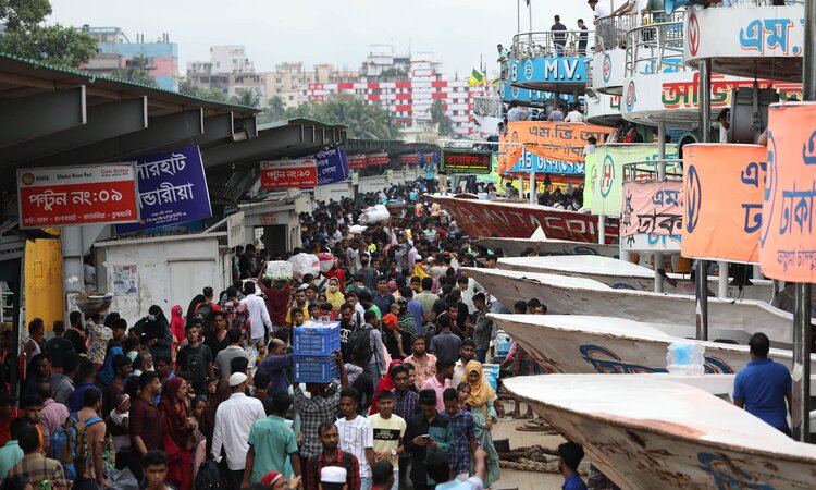 সদরঘাট নৌ-টার্মিনালে ঈদে দক্ষিণাঞ্চলের ঘরমুখী মানুষের ঢল