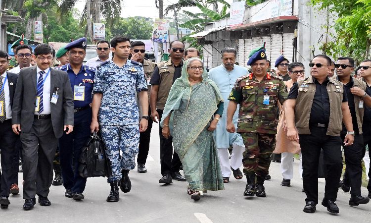 প্রধানমন্ত্রী শেখ হাসিনা পায়ে হেঁটে টুঙ্গিপাড়া উপজেলা আওয়ামী লীগ কার্যালয়ে আসেন