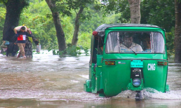 পাহাড়ি ঢলে সিলেটের গোয়াইনঘাট ও কোম্পানীগঞ্জ এলাকার একাধিক রাস্তাঘাট ও বাড়িঘর প্লাবিত। বাড়িঘরে পানি উঠায় অন্যত্র যাচ্ছেন অনেকেই।