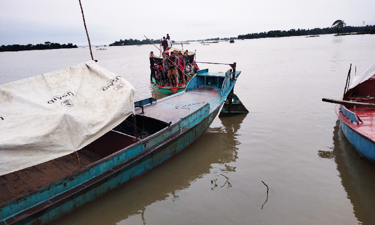 সুনামগঞ্জ-তাহিরপুর সড়কের শক্তিয়ালখলা ১০০ মিটার ব্রিজের পাশের সড়ক ডুবে যাওয়ায় যোগাযোগ বন্ধ, নৌকা দিয়ে চলাচল করছে মানুষজন