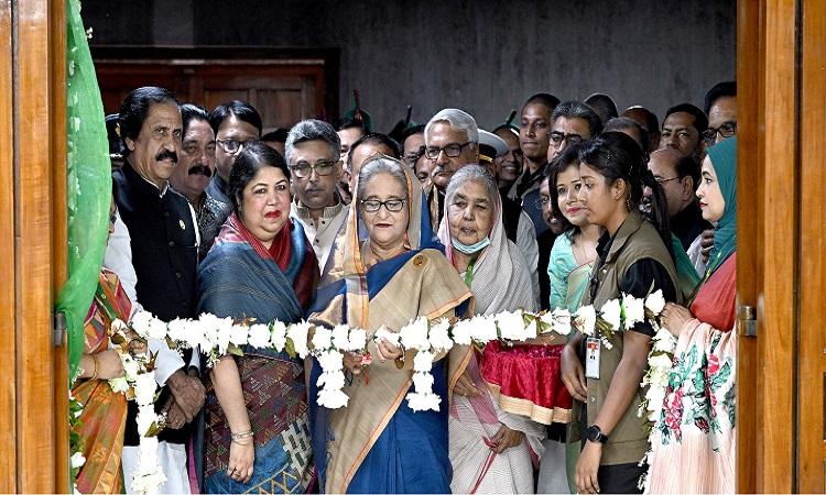 প্রধানমন্ত্রী শেখ হাসিনা বৃহস্পতিবার বিকেলে জাতীয় সংসদ ভবনের উত্তর প্লাজায় নবনির্মিত কার্যালয় ফিতা কেটে উদ্বোধন করেন।