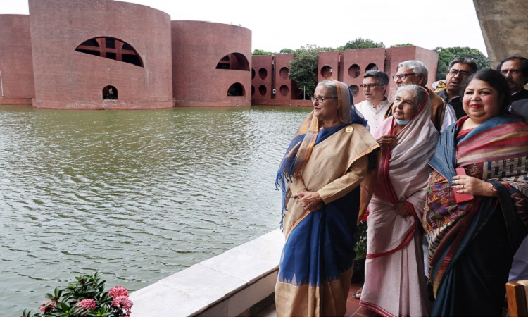 প্রধানমন্ত্রী শেখ হাসিনা বৃহস্পতিবার বিকেলে জাতীয় সংসদ ভবনের উত্তর প্লাজায় নবনির্মিত কার্যালয় উদ্বোধন শেষে লেকের পাশে দাঁড়িয়ে মনোরম দৃশ্য দেখেন।