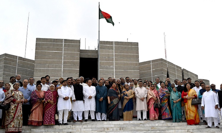 প্রধানমন্ত্রী শেখ হাসিনা বৃহস্পতিবার বিকেলে জাতীয় সংসদ ভবনের উত্তর প্লাজায় নবনির্মিত কার্যালয় উদ্বোধন শেষে সংসদ সদস্যদের সাথে ফটোসেশনে অংশ নেন।