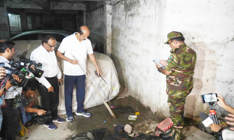 ডেঙ্গু মোকাবেলায় শনিবার ঢাকা উত্তর সিটি করপোরেশনের অভিযানে গিয়ে মোহাম্মদপুরের জাপান গার্ডেন সিটির একটি অ্যাপার্টমেন্টের তিনটি ভবনের বেইজমেন্টে জমা পানিতে এডিস মশার লার্ভা পান মেয়র আতিকুল ইসলাম