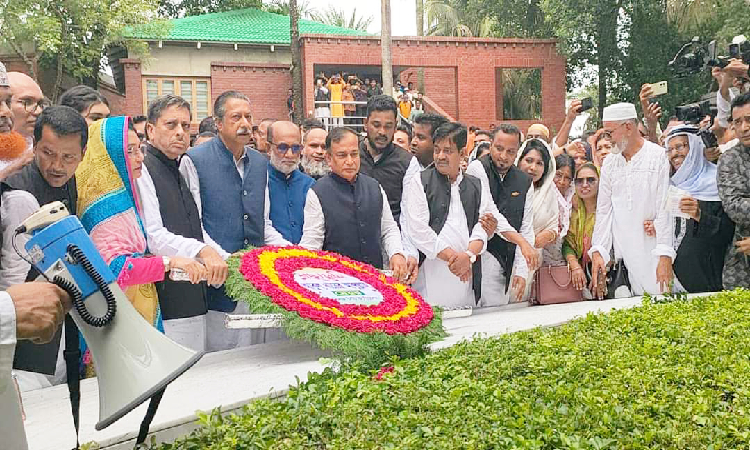 গোপালগঞ্জের টুঙ্গিপাড়ায় জাতির পিতা বঙ্গবন্ধু শেখ মুজিবুর রহমানের সমাধিতে শ্রদ্ধা নিবেদন করেছেন বরিশাল সিটি করপোরেশনের নবনির্বাচিত মেয়র আবুল খায়ের আব্দুল্লাহ (খোকন সেরনিয়াবাত)।