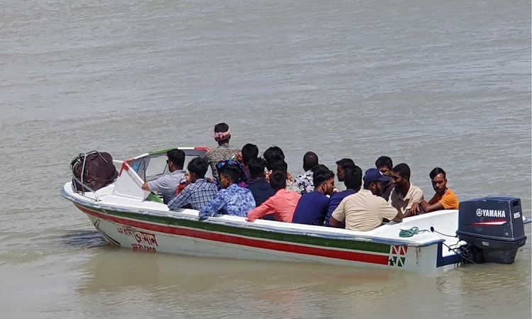 লাইফ জ্যাকেটসহ নিরাপত্তা সরঞ্জামাদি ব্যবহার না করেই রাজবাড়ীর দৌলতদিয়া ও পাবনার কাজিরহাট নৌপথে পদ্মা ও যমুনা নদীতে স্পিডবোটে অতিরিক্ত যাত্রী বহন করা হচ্ছে। প্রতিদিন জীবনের ঝুঁকি নিয়ে শত শত যাত্রী উত্তাল নদী পাড়ি দিচ্ছেন। ফলে যেকোনো সময় ঘটে যেতে পারে প্রাণহানির মতো বড় দুর্ঘটনা।