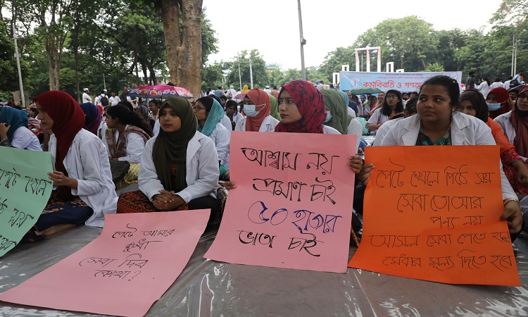 ভাতা বাড়ানো ও প্রাপ্য ভাতা নিয়মিত দেওয়ার দাবিতে কেন্দ্রীয় শহীদ মিনারে রবিবার গণঅনশন কর্মসূচি পালন করেন বঙ্গবন্ধু শেখ মুজিব মেডিকেল বিশ্ববিদ্যালয়ের পোস্ট গ্র্যাজুয়েট প্রাইভেট চিকিৎসকরা।