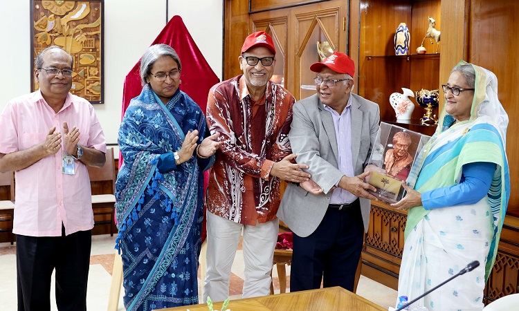 সোমবার প্রধানমন্ত্রীর কার্যালয়ের ঢাকা মেডিকেল কলেজের ৭৮তম প্রতিষ্ঠা বার্ষিকীতে কলেজের পক্ষ থেকে প্রধানমন্ত্রী শেখ হাসিনাকে একটি বঙ্গবন্ধুর ভাস্কর্য উপহার দেওয়া হয়।