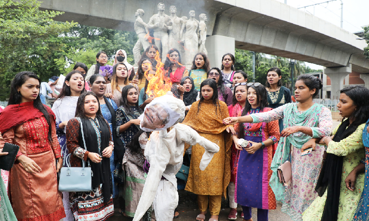 ঢাকা উত্তর সিটি করপোরেশেনের হিট অফিসার বুশরা আফরিনকে নিয়ে বিএনপি মহাসচিব মির্জা ফখরুল ইসলাম আলমগীর ‘নারীবিদ্বেষী, শালীনতা বহির্ভূত’ মন্তব্য করেছেন বলে অভিযোগ এনে মির্জা ফখরুলের কুশপুত্তলিকা পুড়িয়েছেন ছাত্রলীগের নারী নেতাকর্মীরা।