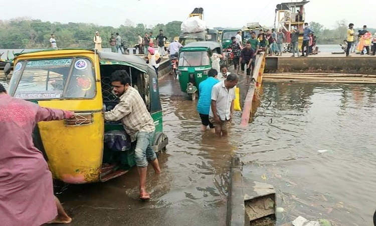 রাঙামাটি পার্বত্য জেলার কাপ্তাই উপজেলাধীন চন্দ্রঘোনা ফেরীঘাটে একটি সেতুর অভাবে প্রতিদিনই জনসাধারনকে চরম দুর্ভোগ পোহাতে হয়। কারণ রাঙামাটি থেকে বান্দরবান কিংবা রাজস্থলী যাওয়ার এই একমাত্র সড়কটি কর্ণফুলী নদীর এই অংশে এসে একটি সেতুর অভাবে বিভক্ত হয়ে গেছে।