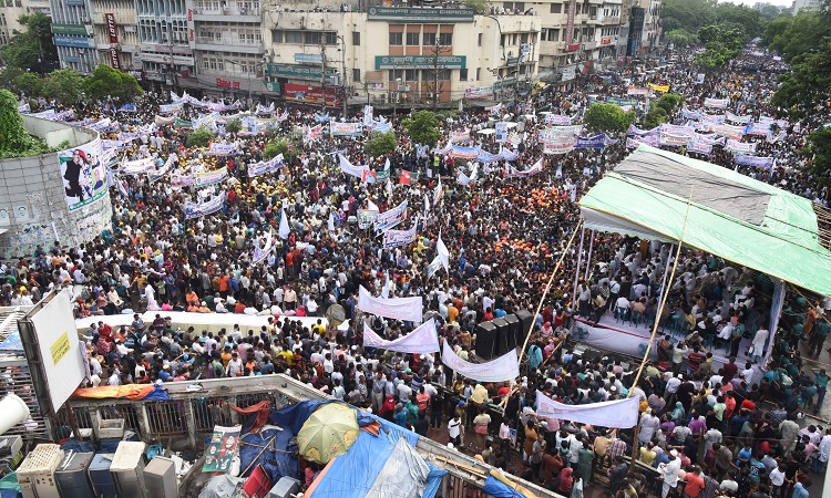 বিএনপির অব্যাহত সন্ত্রাস ও নৈরাজ্যের’ প্রতিবাদে ঢাকা মহানগর উত্তর ও দক্ষিণ আওয়ামী লীগ জাতীয় মসজিদ বায়তুল মোকাররমের দক্ষিণ পাশের সড়কে আয়োজিত শান্তি সমাবেশে ব্যানার–ফেস্টুন নিয়ে সমাবেশে যোগ দেন দলটির নেতাকর্মীরা।