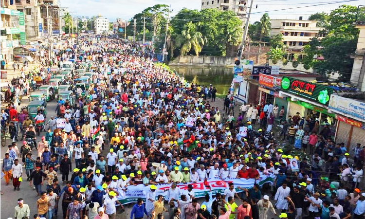 শুক্রবার বিকালে নোয়াখালীর শহীদ বুলু স্টেডিয়াম থেকে পদযাত্রা বের করে বিএনপি নেতাকর্মীরা। এতে নেতৃত্ব দেন বিএনপি মহাসচিব  মির্জা ফখরুল ইসলাম আলমগীর