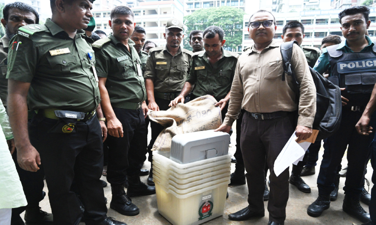 ঢাকা-১৭ আসনের উপনির্বাচনে ভোটগ্রহণ সোমবার। শেষ মুহূর্তের প্রস্তুতিতে কেন্দ্রে কেন্দ্রে ভোটের সরঞ্জাম পাঠিয়েছে নির্বাচন কমিশন।