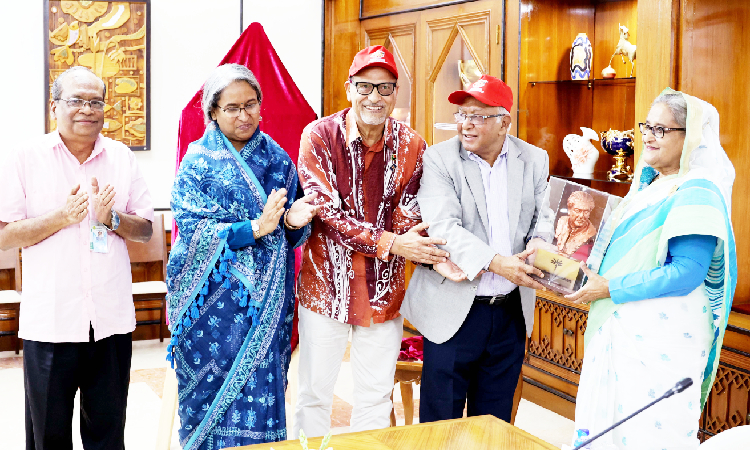 প্রধানমন্ত্রী শেখ হাসিনা রবিবার প্রধানমন্ত্রীর কার্যালয়ের ভিডিও কনফারেন্সিং এর মাধ্যমে ঢাকা মেডিকেল কলেজের ৫৮ তম প্রতিষ্ঠা বার্ষিকী উপলক্ষে বক্তব্য রাখছেন ও ঢাকা মেডিকেল কলেজের পক্ষ থেকে প্রধানমন্ত্রীকে একটি বঙ্গবন্ধুর ভাস্কর্য উপহার দেওয়া হয়।