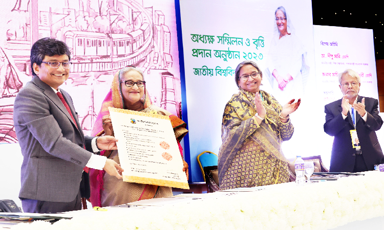 প্রধানমন্ত্রী শেখ হাসিনা রবিবার বঙ্গবন্ধু আন্তর্জাতিক সম্মেলন কেন্দ্রে জাতীয় বিশ্ববিদ্যালয়ের অধিভুক্ত কলেজ সমূহের অধ্যক্ষ সম্মেলন ও ছাত্র-ছাত্রীদের বৃত্তি প্রদান অনুষ্ঠানে বৃত্তি প্রদান ও বিশ্ববিদ্যালয়ের শিক্ষা সংক্রান্ত বিভিন্ন উন্নয়ন প্রকল্পে স্বাক্ষর করে উদ্বোধন করেন।