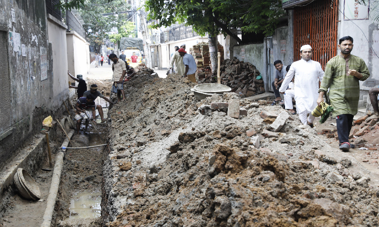 চলতি বর্ষা মৌসুমেও খোঁড়াখুঁড়ির বিড়ম্বনা থেকে রেহাই পাচ্ছে না রাজধানীবাসী। রাজধানীর বিভিন্ন সড়ক ও অলিগলিতে সংস্কার বা উন্নয়ন কার্যক্রমের নামে খোঁড়াখুঁড়ি চালিয়ে যাচ্ছে সিটি করপোরেশনসহ একাধিক সংস্থা। ছবিটি পুরানা পল্টন থেকে মঙ্গলবার তোলা।