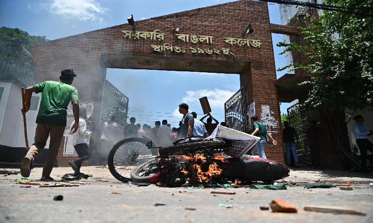 বিএনপির পদযাত্রা মঙ্গলবার দুপুরে মিরপুরের বাঙলা কলেজ অতিক্রমকালে কলেজের ভেতর থেকে ঢিল ছোড়া হলে নেতা-কর্মীরা কলেজের ফটকে একটি বাইকে আগুন দেয়।