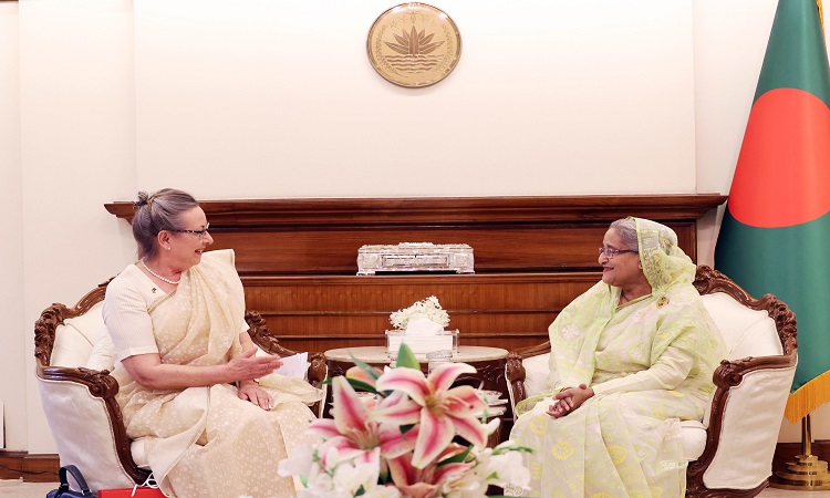 প্রধানমন্ত্রী শেখ হাসিনার সাথে বুধবার তাঁর কার্যালয়ে সৌজন্য সাক্ষাত  করেন। বাংলাদেশে নিযুক্ত ডেনমার্কের রাষ্ট্রদূত উইনি এস্ট্রাপ পিটারসেন।