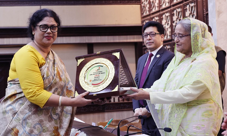 প্রধানমন্ত্রী শেখ হাসিনা বুধবার তাঁর কার্যালয়ে শাপলা হলে মন্ত্রিপরিষদ বিভাগ আয়োজিত বার্ষিক কর্মসম্পাদন চুক্তি (এপিএ) স্বাক্ষর এবং এপিএ ও শুদ্ধাচার পুরস্কার প্রদান অনুষ্ঠানে বার্ষিক কর্মসম্পাদন চুক্তি স্বাক্ষর ফাইল গ্রহণ করেন ও শুদ্ধাচার পুরস্কার প্রদান করেন।