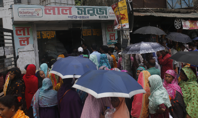 নিত্যপ্রয়োজনীয় পণ্যের দামের ঊর্ধ্বগতিতে দিশাহারা সাধারণ মানুষ। তাই কম দামে পণ্য কিনতে টিসিবির পণ্য বিক্রয়কেন্দ্রে মানুষের দীর্ঘ সারি। ছবিটি বৃহস্পতিবার কমলাপুর এলাকা তোলা।