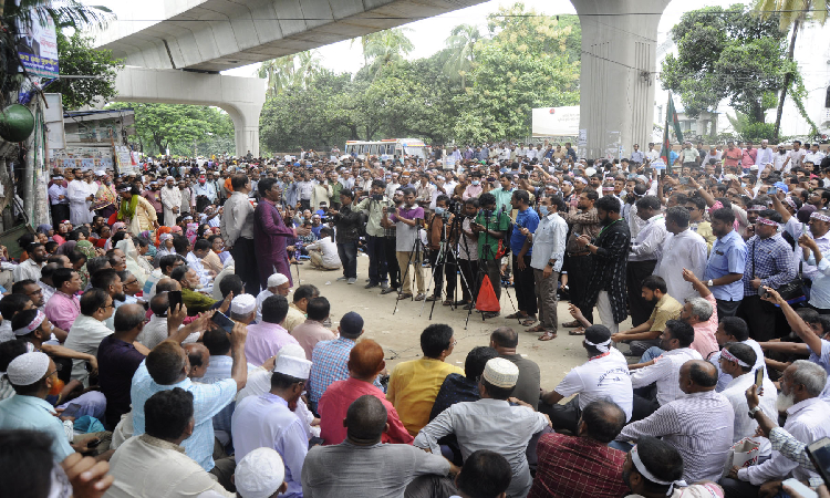 শিক্ষা প্রতিষ্ঠান জাতীয়করণের দাবিতে জাতীয় প্রেস ক্লাবের সামনে লাগাতার অবস্থান কর্মসূচি করছেন মাধ্যমিক স্তরের শিক্ষকরা। দাবি আদায় না হওয়া পর্যন্ত চলবে তাদের অবস্থান কর্মসূচি।