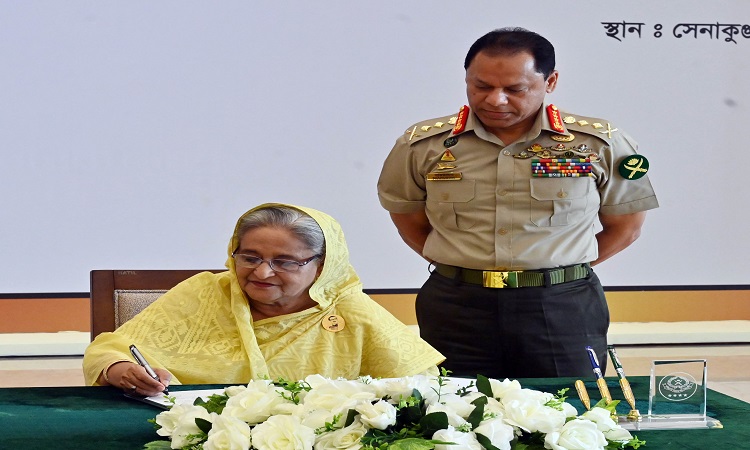 প্রধানমন্ত্রী শেখ হাসিনা ২২ জুলাই ২০২৩ শনিবার সকালে সেনানিবাসস্থ সেনা কুঞ্জে বাংলাদেশ সেনাবাহিনী নির্বাচনী পর্ষদ ( ১ম পর্ব)  ২০২৩- এর সভা শেষে পরিদর্শন বইতে স্বাক্ষর করেন।