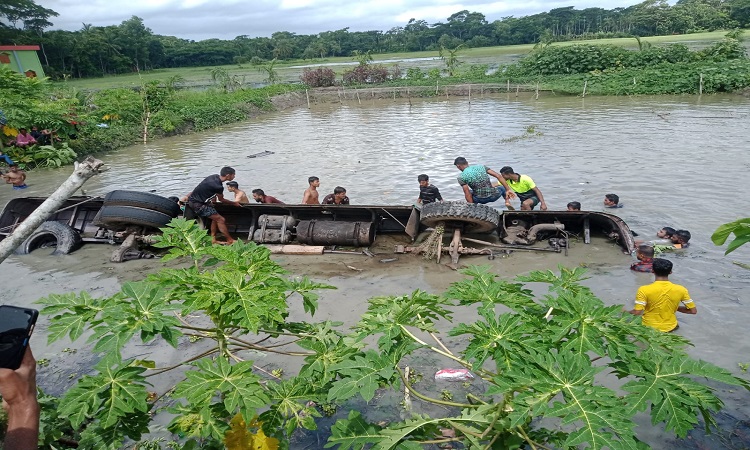 ঝালকাঠি সদরের ছত্রকন্দায় যাত্রীবাহী বাস পুকুরে পড়ে নিহতের সংখ্যা বেড়ে ১৭ জনে দাঁড়িয়েছে। শনিবার (২২ জুলাই) এ দুর্ঘটনা ঘটে।