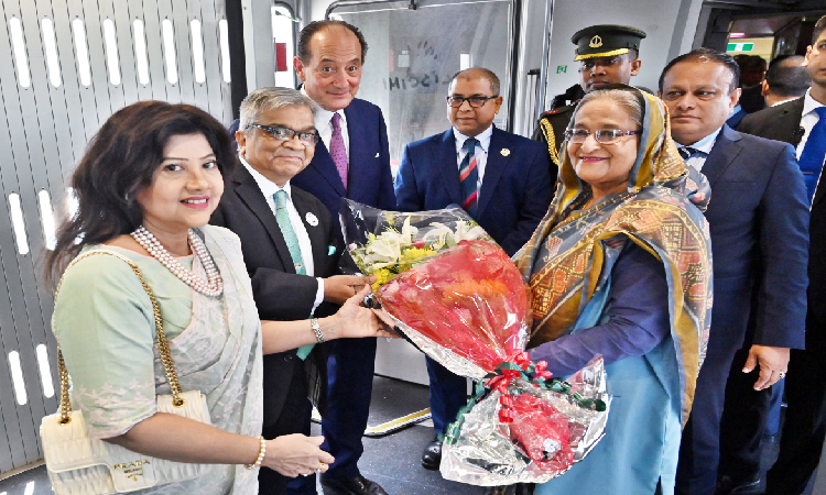 প্রধানমন্ত্রী শেখ হাসিনা  রোববার জাতিসংঘের খাদ্য ও কৃষি সংস্থা - এফ এ ও আয়োজিত খাদ্য সম্মেলনে যোগ দিতে রোমের  ফিউমিসিনো বিমানবন্দরেএসে পৌঁছালে ইতালিতে নিযুক্ত বাংলাদেশের রাষ্টদূত মোঃ শামীম আহসান ও ইতালির Minister Plenitentiary Ambassador Uberto Vanni d’Archirafi ফুল দিয়ে স্বাগত জানান