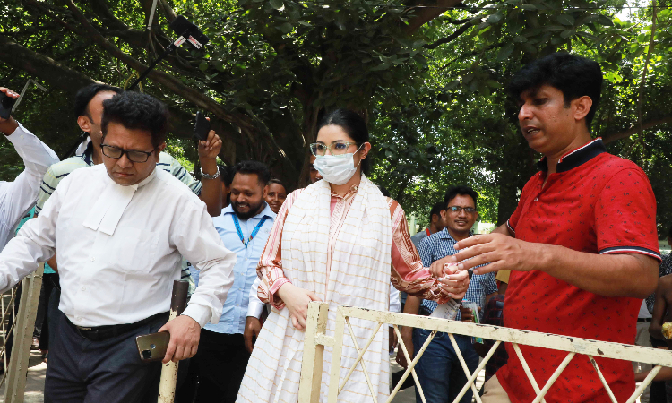 ধর্ষণ ও হত্যাচেষ্টার অভিযোগে সাভার থানায় করা মামলায় সোমবার ঢাকার নারী ও শিশু নির্যাতন দমন ট্রাইব্যুনাল-৯-এ সাক্ষ্য দিতে যান চিত্রনায়িকা পরীমনি।