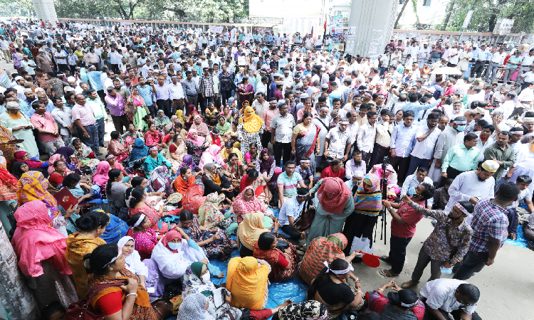 শিক্ষা প্রতিষ্ঠান জাতীয়করণের দাবিতে আন্দোলনরত শিক্ষকরা বাংলাদেশ শিক্ষক সমিতির ব্যানারে গত ১১ জুলাই থেকে ঢাকায় জাতীয় প্রেস ক্লাবের সামনে অবস্থান কর্মসূচি পালন করছেন।