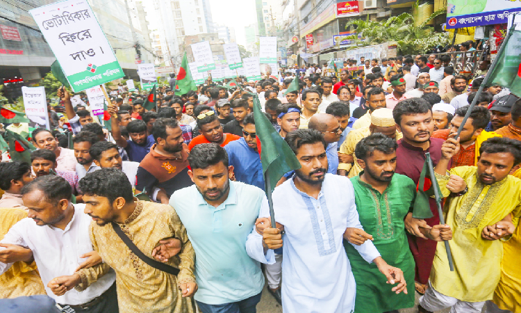 নুরুল হক নুরের নেতৃত্বে মিছিল নিয়ে নির্বাচন কমিশন ঘেরাওয়ে যায় গণঅধিকার পরিষদ। মিছিলটি সাড়ে ১২টায় পল্টনের প্রীতম-জামান টাওয়ারের সামনে থেকে শুরু হয়। বাংলামোটরে পৌঁছলে পুলিশ আটকে দেয়।