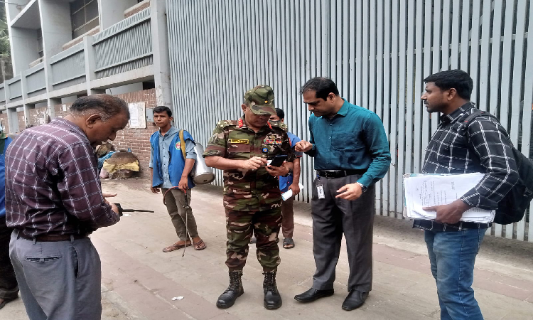 ঢাকা উত্তর সিটি করপোরেশনের (ডিএনসিসি) মাসব্যাপী বিশেষ মশক নিধন অভিযানের ১৮তম দিনে আজ বৃহস্পতিবার বিভিন্ন এলাকায় অভিযানে ভবনে এডিসের লার্ভা পাওয়ায় ৫ লাখ ৯০ হাজার টাকা জরিমানা আদায় করা হয়েছে।