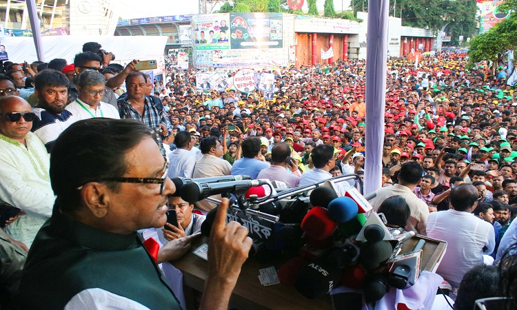 ঢাকার বায়তুল মোকাররমের দক্ষিণ গেটে শুক্রবার আওয়ামী লীগের ভ্রাতৃপ্রতিম তিন সংগঠনের শান্তি সমাবেশে বক্তব্য দেন দলের সাধারণ সম্পাদক ওবায়দুল কাদের।