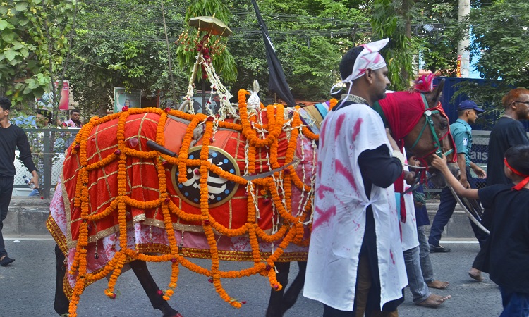 পবিত্র আশুরা উদযাপন উপলক্ষ্যে আজ শনিবার রাজধানীর বিভিন্ন স্থানে বিভিন্ন সময়ে তাজিয়া মিছিল হবে। এরই প্রস্তুতির অংশ হিসেবে শুক্রবার মোহাম্মদপুরে  প্রস্তুতি মিছিল।