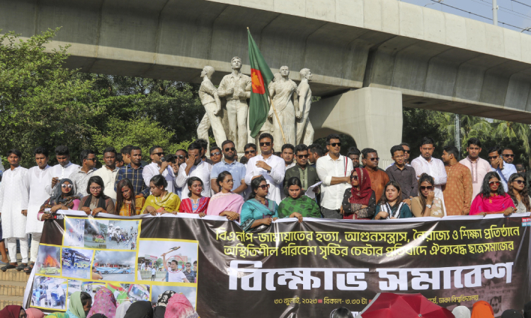 রবিবার ঢাকা বিশ্ববিদ্যালয়ের টিএসসির মোড়ে ‘বিএনপি-জামাতের হত্যা, নৈরাজ্যের প্রতিবাদে ঐক্যবদ্ধ ছাত্রসমাজের বিক্ষোভ সমাবেশ’ শীর্ষক সমাবেশে  নেতাকর্মীরা।