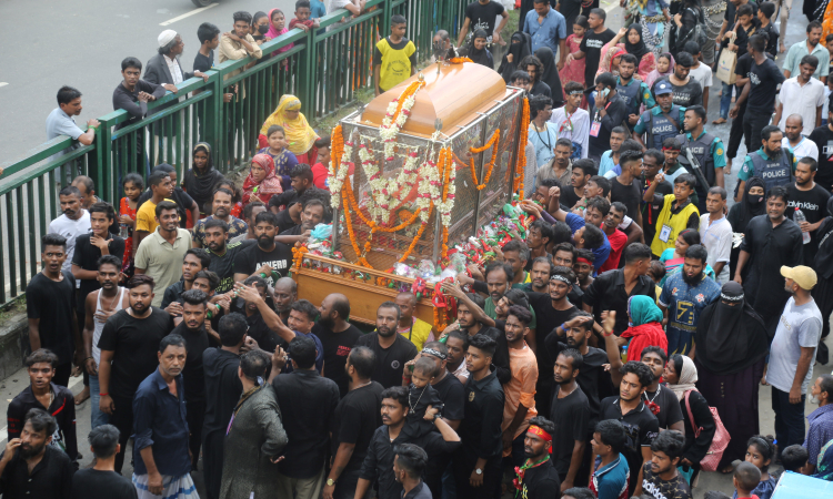 কারবালার ঘটনা স্মরণে আশুরার দিন শনিবার পুরান ঢাকার হোসাইনী দালান থেকে বের করা তাজিয়া মিছিল বিভিন্ন সড়ক ঘুরে ধানমণ্ডি লেকের ধারে প্রতীকী ‘কারবালা’ প্রাঙ্গণে গিয়ে শেষ হয়। প্রতিবছরের মতো এবারও ঢাকার বিভিন্ন স্থানে তাজিয়া মিছিল করেছেন শিয়ারা।