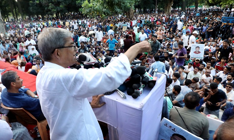 ঢাকার প্রবেশমুখগুলোতে শান্তিপূর্ণ অবস্থান কর্মসূচিতে পুলিশ এবং আওয়ামী লীগের কর্মীদের ‘হামলা এবং গ্রেফতারের’ প্রতিবাদে সোমবার ঢাকার সোহরাওয়ার্দী উদ্যানে  ঢাকা মহানগর উত্তর ও দক্ষিণ বিএনপি আয়োজিত জনসমাবেশে বিএনপি মহাসচিব মির্জা ফখরুল ইসলাম আলমগীর বক্তব্য রাখেন।