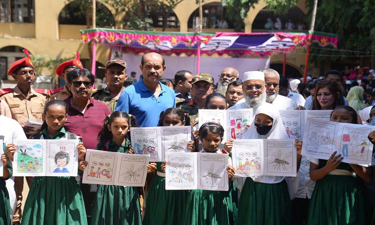 সোমবার রাজধানীর দক্ষিণখানে কয়েকটি স্কুলে  শিক্ষার্থীদের মাঝে ‘মশার কামড় ক্ষতিকর’ শীর্ষক সচেতনতামূলক কার্টুন বই বিতরণ করেন ডিএনসিসি মেয়র আতিকুল ইসলাম।