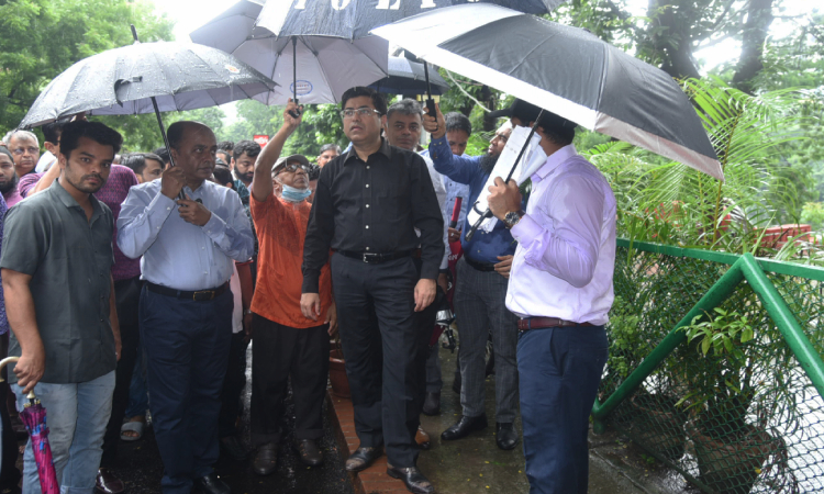 বুধবার রাজধানীর ধানমন্ডিতে নবনির্মিত রিকশাস্ট্যান্ড পরিদর্শন করেন ঢাকা দক্ষিণ সিটি করপোরেশনের মেয়র শেখ ফজলে নূর তাপস।