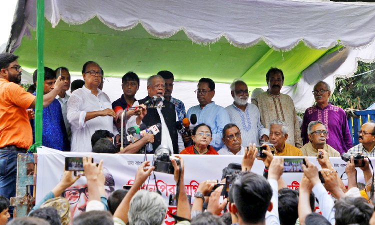 বিএনপির অগ্নি সন্ত্রাস ও নৈরাজ্য সৃষ্টির প্রতিবাদে আয়োজিত সমাবেশে বক্তব্য রাখেন আওয়ামী লীগের উপদেষ্টা পরিষদ সদস্য ও ১৪ দলের সমন্বয়ক ও মুখপাত্র আমির হোসেন আমু।