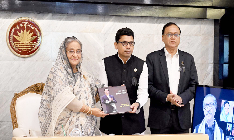 প্রধানমন্ত্রী শেখ হাসিনা বৃহস্পতিবার তার কার্যালয়ে সজীব ওয়াজেদ জয় রচিত 'লক্ষ্য এবার স্মার্ট বাংলাদেশ' বইয়ের মোড়ক উন্মোচন করেন।