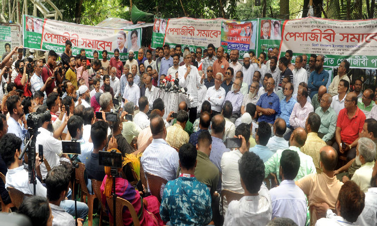 জাতীয় প্রেসক্লাবের সামনে বিএনপিপন্থী সংগঠন বাংলাদেশ সম্মিলিত পেশাজীবী পরিষদ (বিএসপিপি) আয়োজিত পেশাজীবী সমাবেশে বিএনপির মহাসচিব মির্জা ফখরুল ইসলাম আলমগীর বক্তব্য রাখেন।