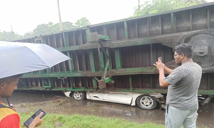 চট্টগ্রামে একটি প্রাইভেট কার কন্টেইনারের নিচে চাপা পড়ে আহত হয়েছেন গাড়িটির যাত্রীরা। শনিবার সকালে সীতাকুণ্ডের ফৌজদারহাট এলাকায় ঢাকা-চট্টগ্রাম মহাসড়কে এ দুর্ঘটনা ঘটে বলে ফায়ার সার্ভিস জানিয়েছে।