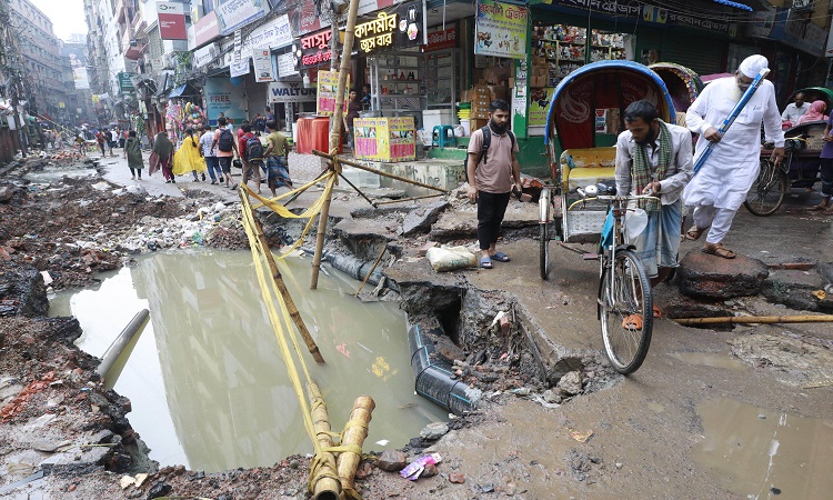 রাজধানী ঢাকার বিভিন্ন সড়কে নানা সংস্থার খোঁড়াখুঁড়ি যেন নগরবাসীর কাছে নিত্যনৈমিত্তিক ব্যাপার হয়ে দেখা দিয়েছে। বর্ষা এলেই যেন এই খোঁড়াখুঁড়ির তোড়জোড় আরও বেড়ে যায়। শুরু হয় সড়ক ও ড্রেন উন্নয়নের কার্যক্রম। রাস্তা খোঁড়াখুঁড়ি করে চলাচলের অনুপযোগী করে রাখা। জমেছে বৃষ্টির পানি। চলাচল করতে গিয়ে নগরবাসীর দুর্ভোগ অবর্ণনীয়। পুরান ঢাকার নাজিরা বাজারের কাজী আলাউদ্দিন সড়ক থেকে ছবিটি বৃহস্পতিবার তোলা।