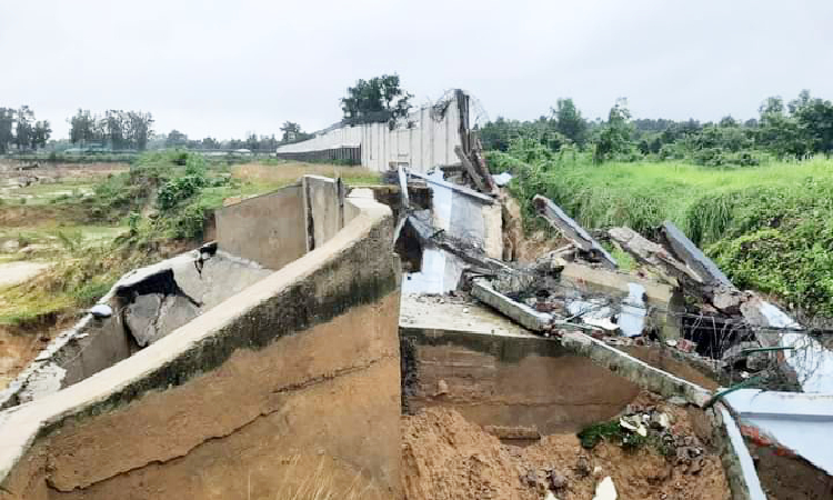 গত  আট  দিনের টানা বারীতে উজান হতে  নেমে আসা  পাহাড়ি ঢলে মাতামুহুরী নদীর দুই কুল উপচিয়ে সর্বকালে শ্রেষ্ট বন্যার ঘটনা ঘটেছে। এবারে  এ ভয়াবহ পাহাড়ী ঢলে কক্সবাজারের চকরিয়া উপজেলার গ্রামীণ জনপদের ব্যাপক ক্ষতি সাধিত হয়েছে।