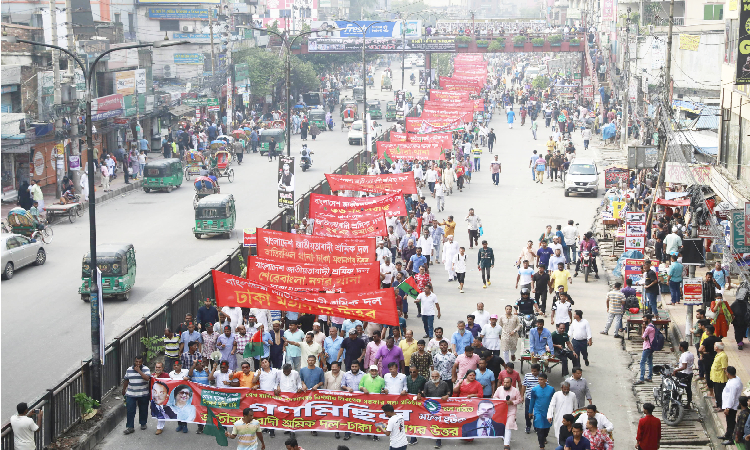 সরকারের পদত্যাগ, সংসদ বিলুপ্ত ও নির্দলীয়-নিরপেক্ষ সরকারের হাতে ক্ষমতা হস্তান্তরসহ নিরপেক্ষ নির্বাচন কমিশনের অধীনে নির্বাচনের দাবিতে ‘এক দফা’ আন্দোলনের অংশ হিসেবে শুক্রবার ঢাকায় গণমিছিল করে বিএনপি ও সমমনা জোট।