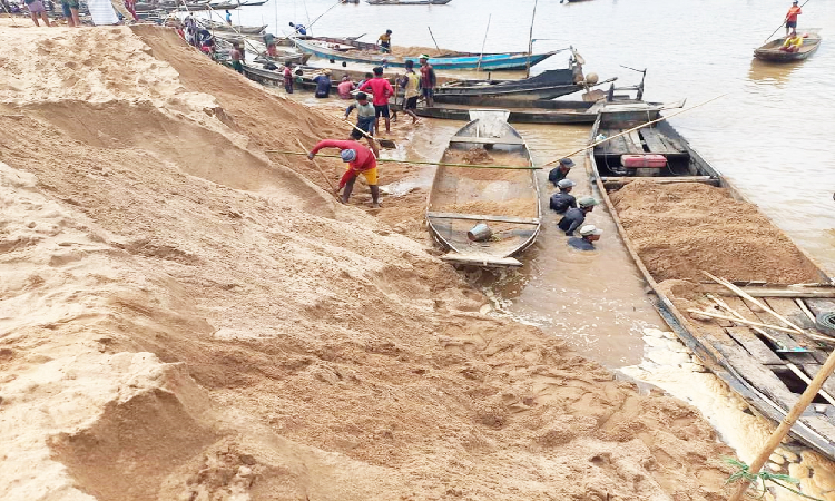 সুনামগঞ্জের তাহিরপুর উপজেলার সীমান্ত নদী যাদুকাটায় বালু ও পাথর উত্তোলন থামছেই না। প্রতিদিন নদী কেটে চলছে পরিবেশবিনাশী ড্রেজার মেশিন, যার কারণে চরম ক্ষতির মুখে পড়েছে নদী তীরবর্তী গ্রামগুলো।