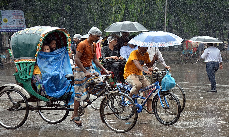 রাজধানীতে বৃষ্টি মানেই ভোগান্তি। শ্রাবণের টিপ টিপ বৃষ্টি তীব্র গরম থেকে স্বস্তি দিলেও রাজধানীতে চলাচলের ভোগান্তির পাশাপাশি যাতায়াত খরচ বাড়িয়ে দিয়েছে। নিত্যপণ্যের ঊর্ধ্বগতির কারণে এমনিতে চাপে থাকা মানুষদের জন্য এই খরচ বাড়তি চাপ হয়ে উঠেছে। ছবিটি রোববার ঢাকা বিশ্ববিদ্যালয়ের টিএসসি এলাকা থেকে তোলা।