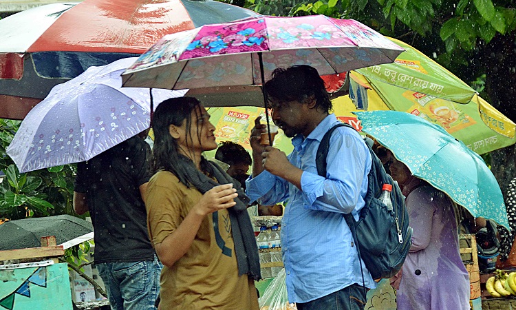 রাজধানীতে বৃষ্টি মানেই ভোগান্তি। শ্রাবণের টিপ টিপ বৃষ্টি তীব্র গরম থেকে স্বস্তি দিলেও রাজধানীতে চলাচলের ভোগান্তির পাশাপাশি যাতায়াত খরচ বাড়িয়ে দিয়েছে। নিত্যপণ্যের ঊর্ধ্বগতির কারণে এমনিতে চাপে থাকা মানুষদের জন্য এই খরচ বাড়তি চাপ হয়ে উঠেছে। ছবিটি রোববার ঢাকা বিশ্ববিদ্যালয়ের টিএসসি এলাকা থেকে তোলা।